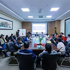 公司組織開展“增強(qiáng)顧客意識(shí)，提升員工素質(zhì)”大討論